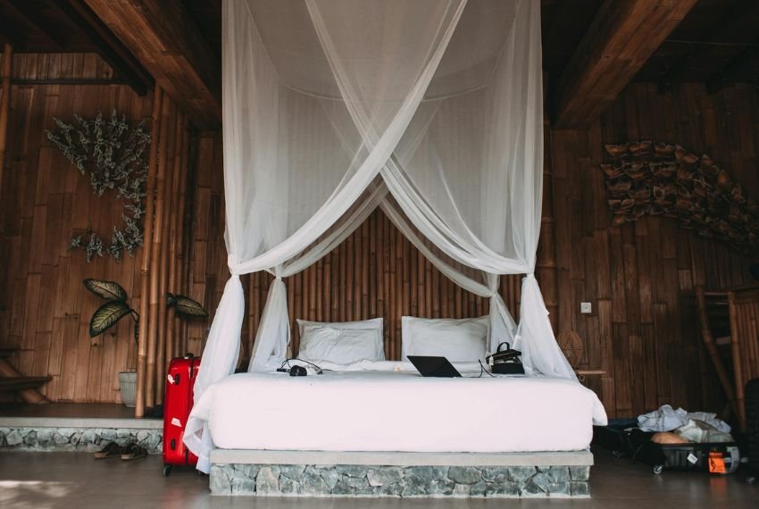 Bambos walls style Canopy Bedroom with Earthy Touch