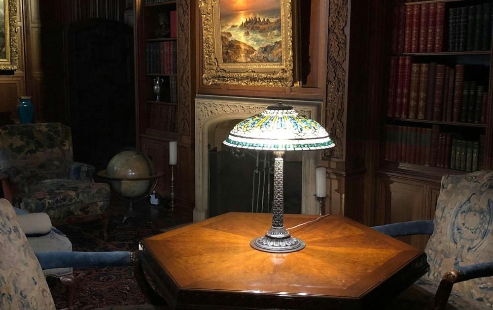 Living room With Fireplace and Round Table And lamp