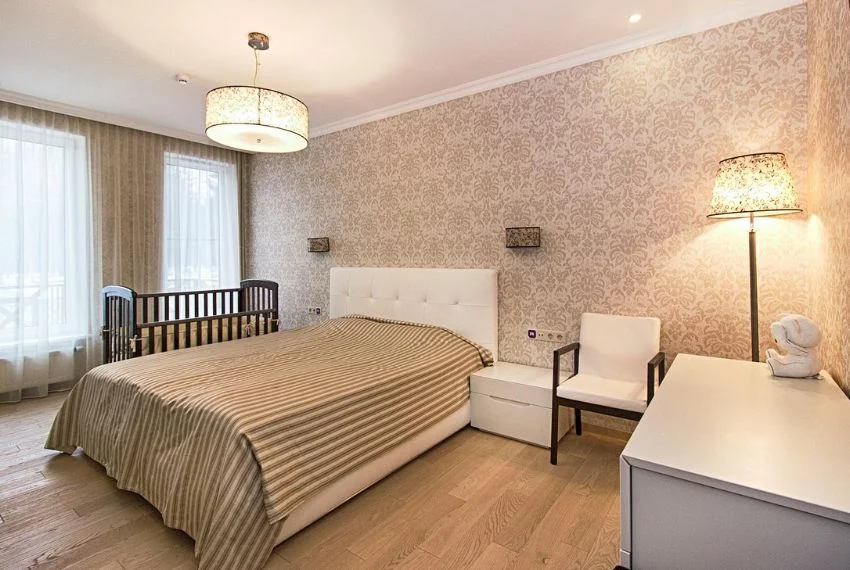 Vintage gold wallpaper touch bedroom