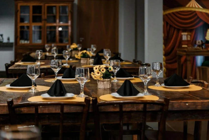 Matte black plates with beige linen napkins for modern Thanksgiving table decor