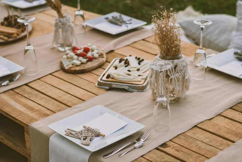 Clean and modern Thanksgiving table decor with white plates and minimal centrepiece.