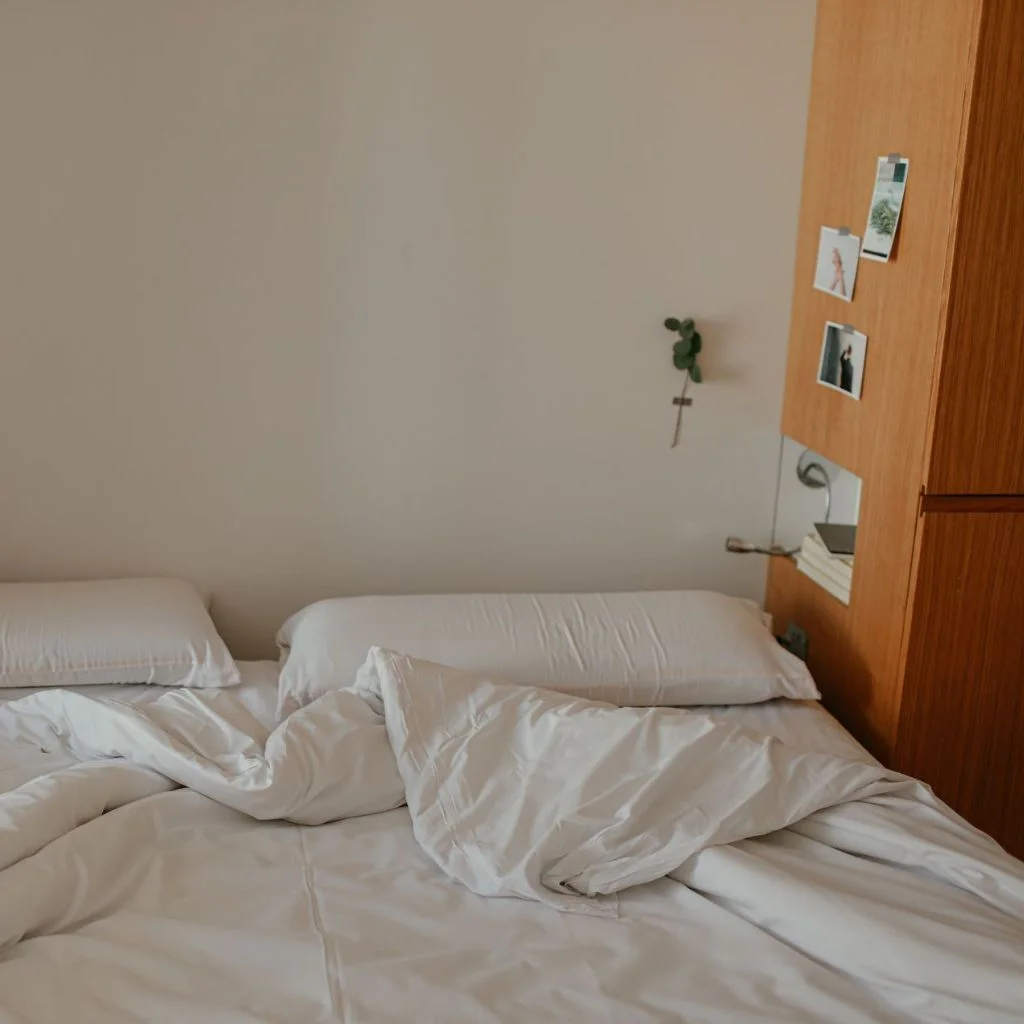 Minimalist Dorm Bedding for a Calm, Clutter-Free Space