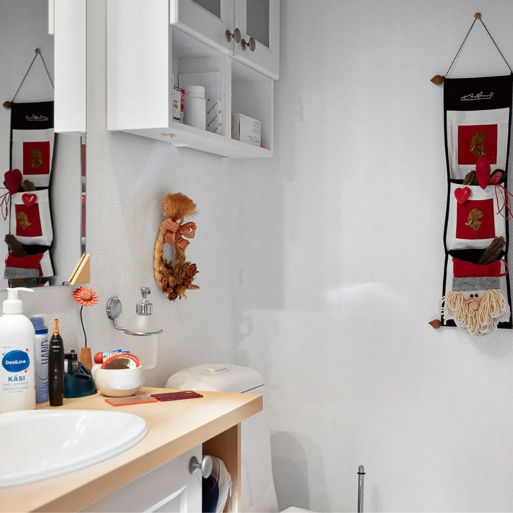 Smart Storage Ideas for Tiny Bathroom Shelves