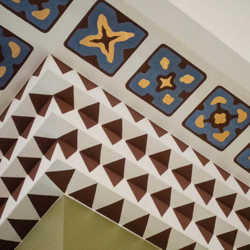 Tray Ceiling with Bold Contrasting Paint