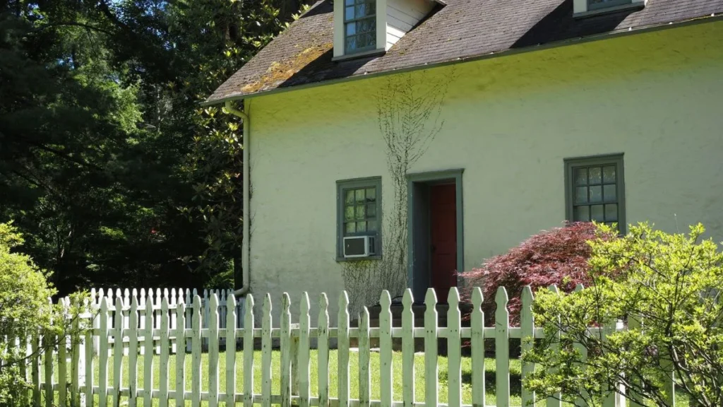 3 Foot Fence Ideas To Mark Boundaries Beautifully