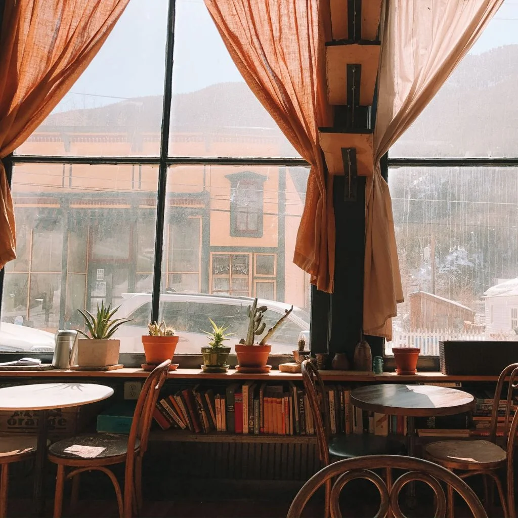 Café Curtains Bring Cottage Charm To Kitchen Windows