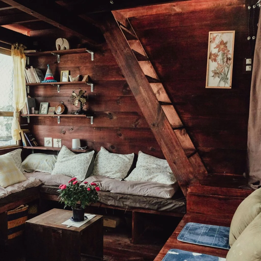 Colour Palettes That Keep a Little Cabin Living Room Cosy