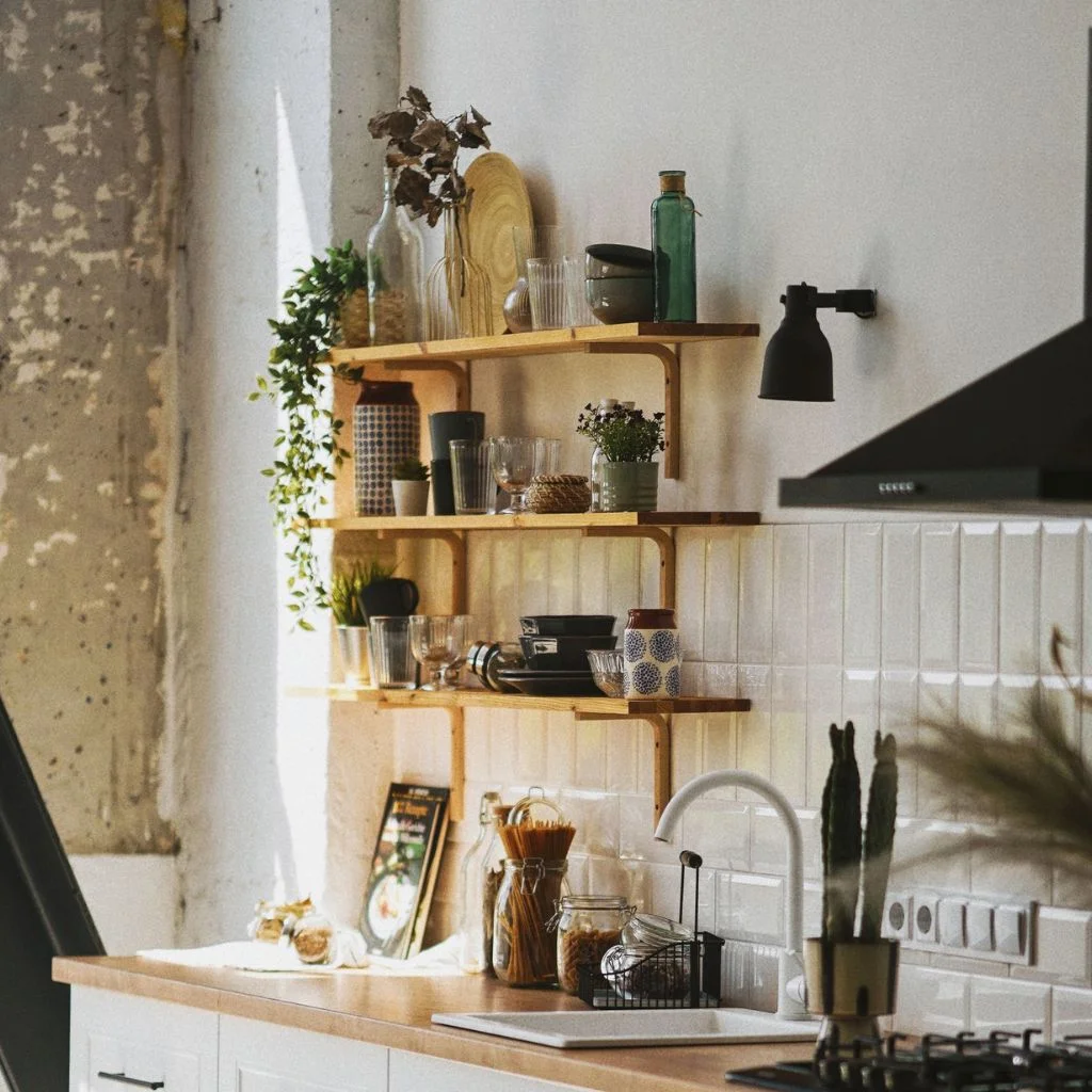 Five Pallet Storage Hacks for Compact Kitchens