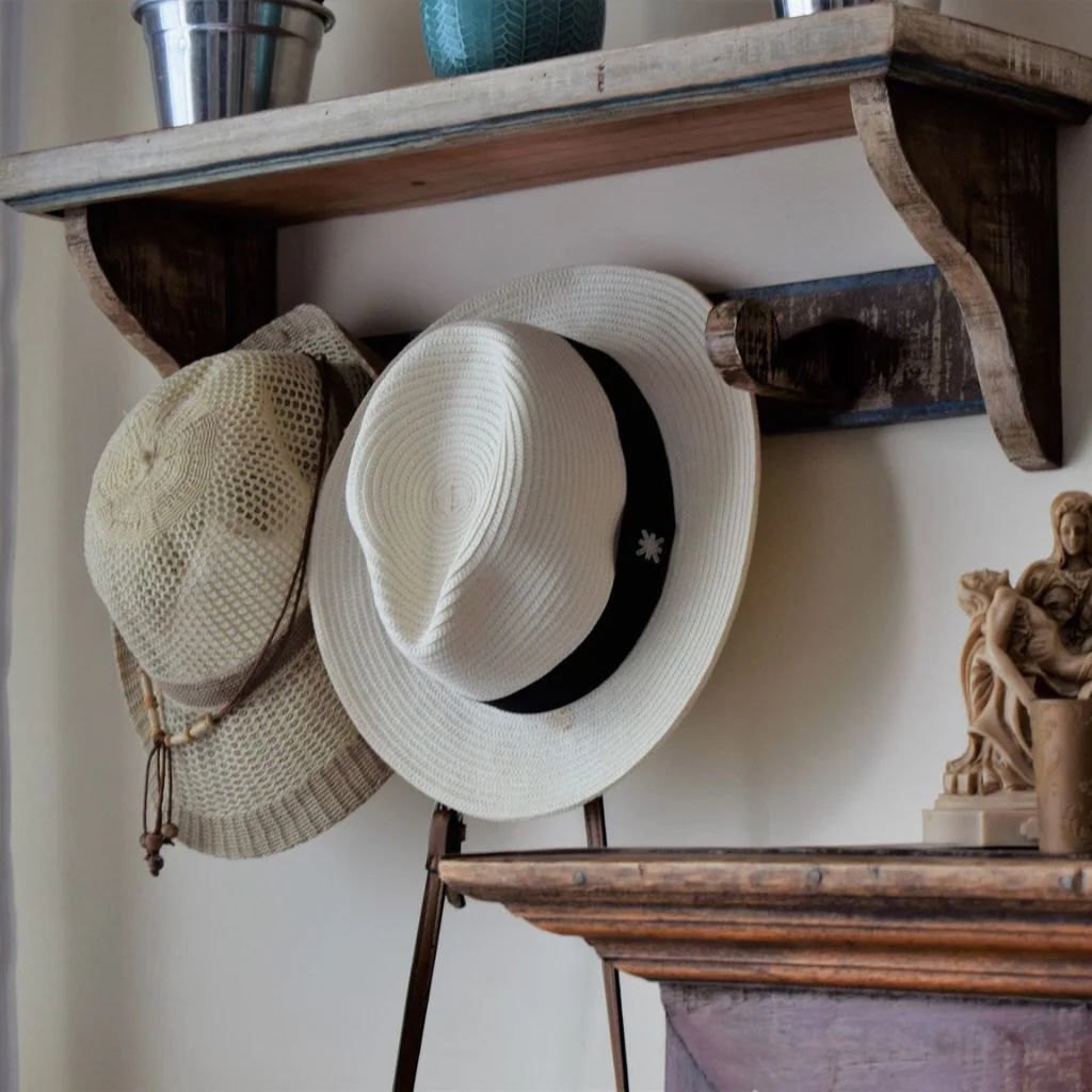 Four Small Salvaged Wood Touches for a Cosy Entryway