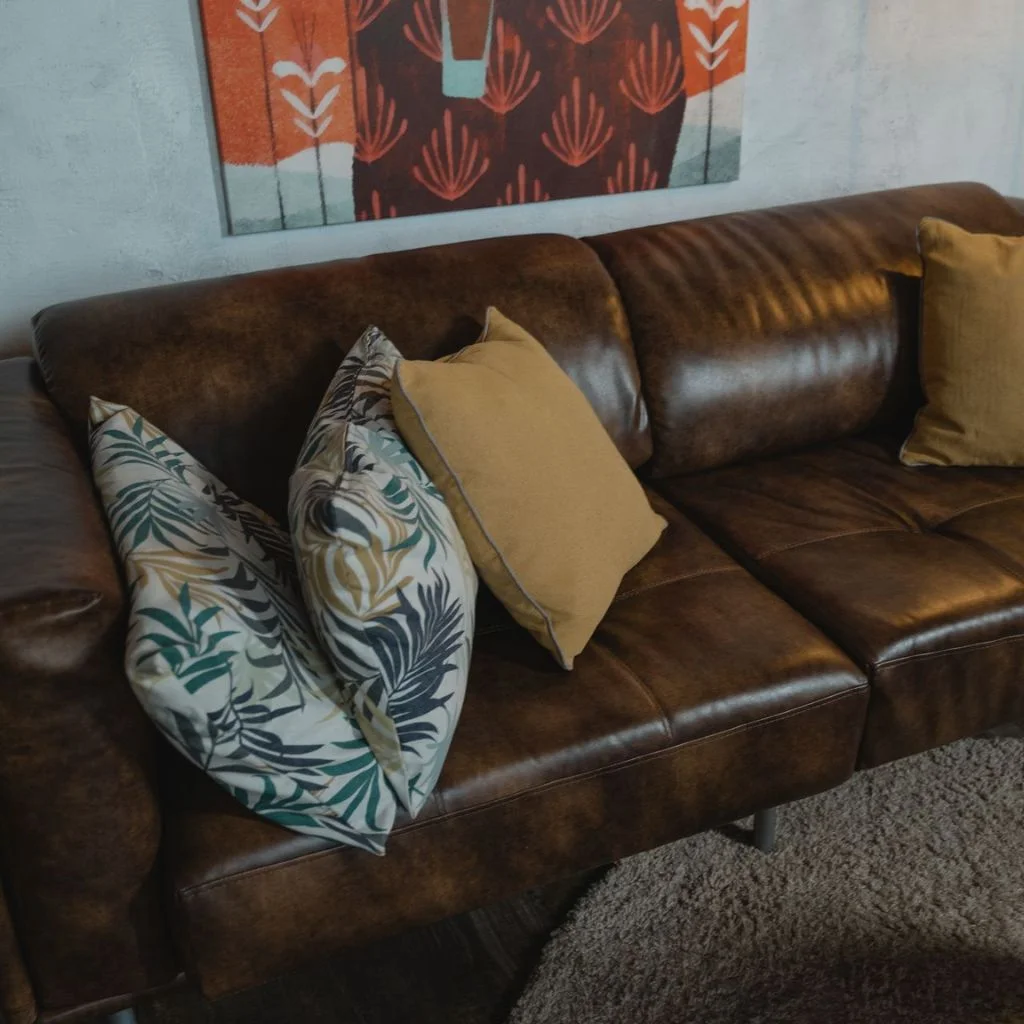 Leather And Linen Create An Effortless Balance