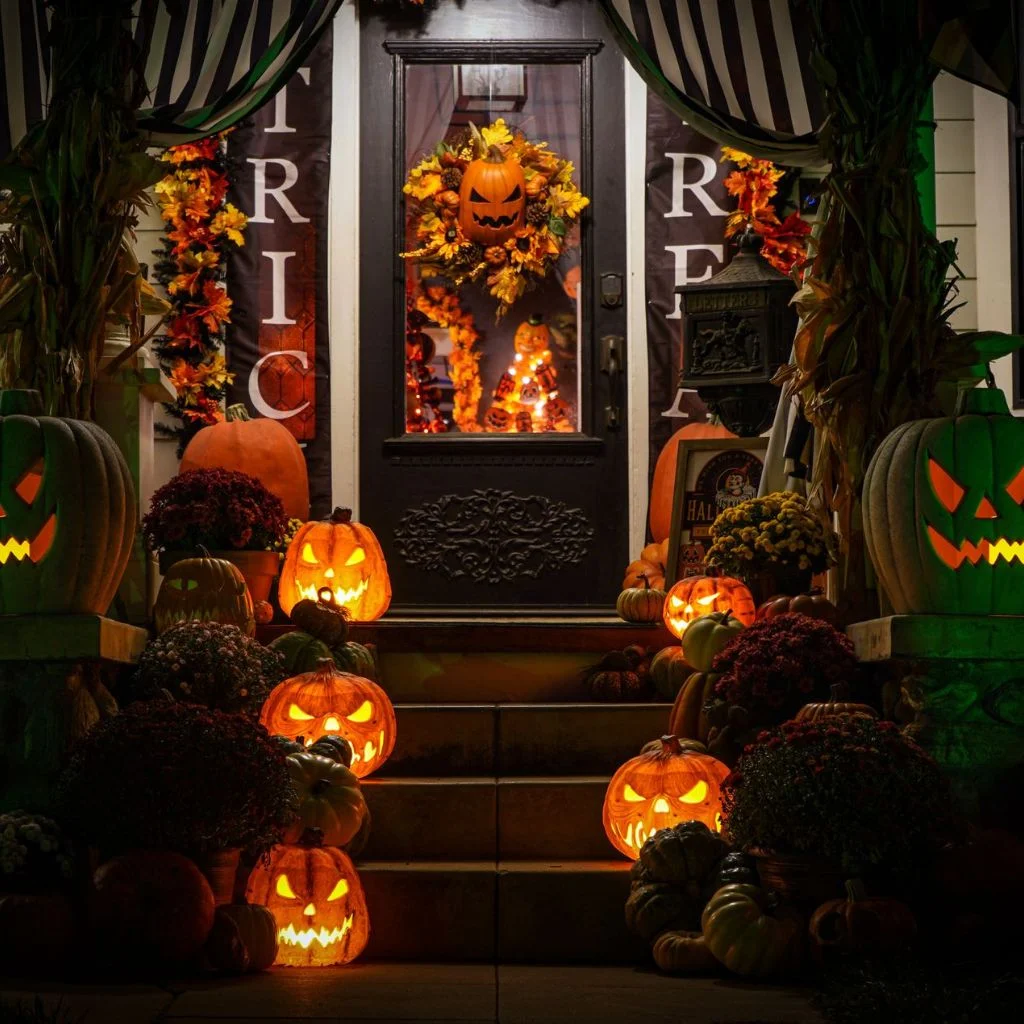 Oversized Lanterns Add Warmth Once the Sun Goes Down